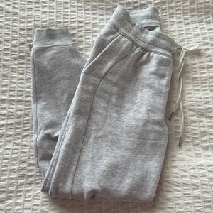 Lululemon Scuba Jogger size 6 (light grey)